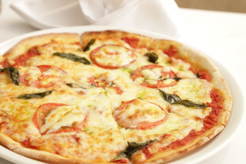 Pizzeta clásica con queso y tomate fresco