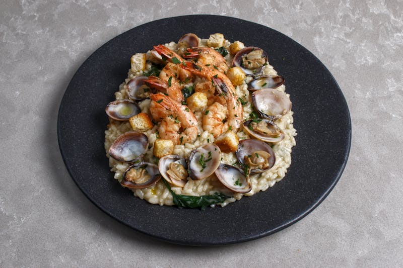 Pizza de mariscos con camarones y almejas en Pizzeta