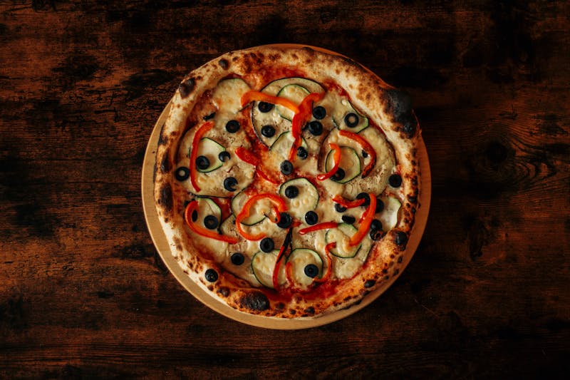 Pizzeta vegetariana con verduras frescas