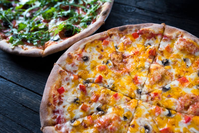 Pizzeta cuatro quesos derretidos