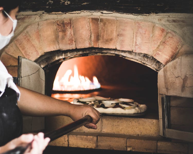 Pizzeta del chef con ingredientes especiales de temporada